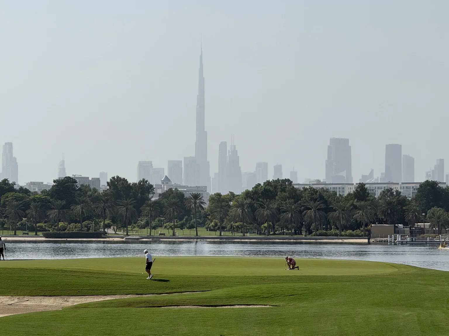 Golfplatz mit Skyline im Hintergrund